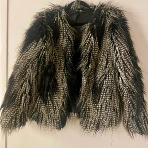 Fuskpäls jacka - Strl 36  Festligt cool fuskpäls jacka