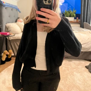 Svart stuckad kofta - Säljer min fina svarta stickade kofta eftersom att den inte kommer till användning 💕