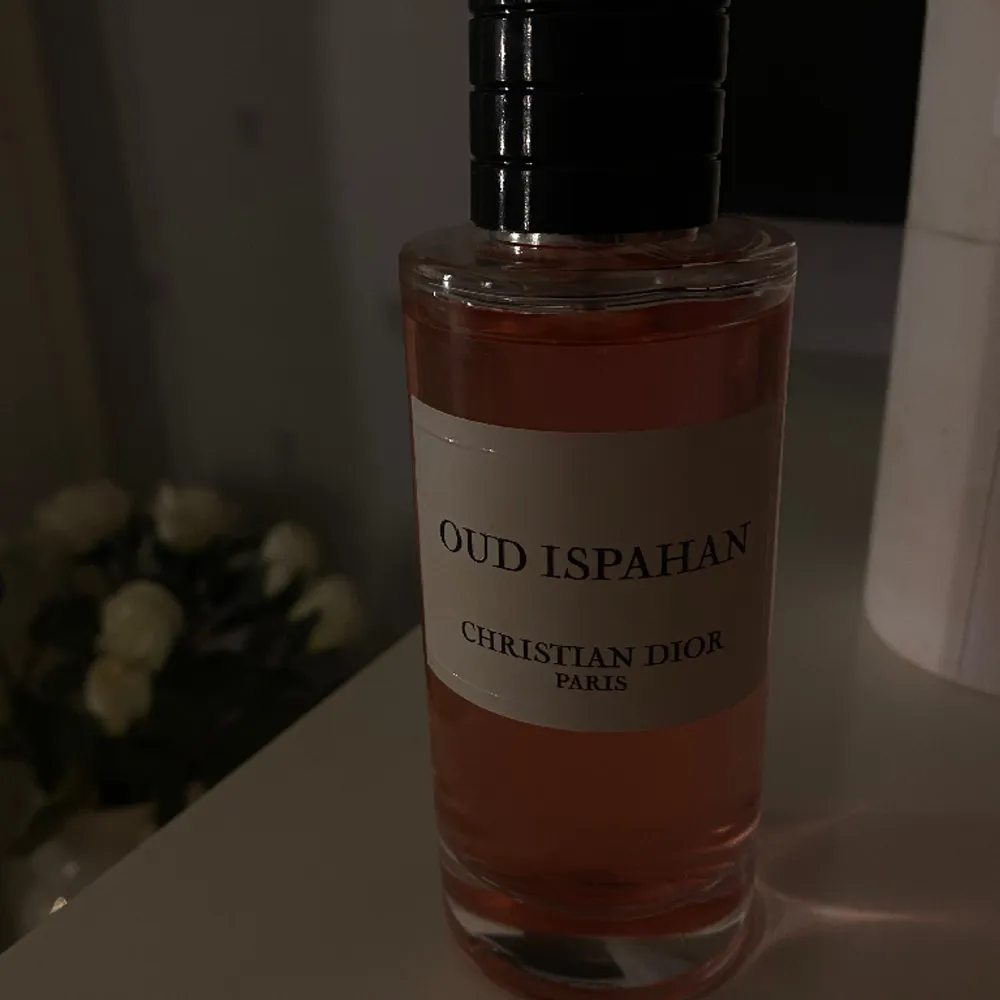 Hej, säljer denna parfym ifrån Dior då doften inte passar mig. Den är köpt för ett tag sedan men endast använd för att testa. Kan tänka mig att gå ner i pris vid snabb affär 🩷. Övrigt.