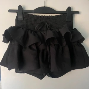 Volangkjol - Helt ny kjol med shorts under, aldrig använd🥰