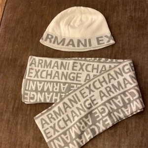 Armani Exchange set mössa och halsduk - Bra skick, mössan är i storlek S och halsduken är 150 cm lång och 16 cm bred.