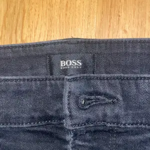 Säljer ett par Hugo Boss jeans köpta för 1200 kr förra året i butik. Bra skick och sitter fint. Storlek 30/32. För mer information eller bilder är det bara att kontakta.