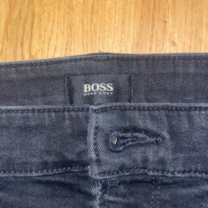 Hugo Boss Jeans - Säljer ett par Hugo Boss jeans köpta för 1200 kr förra året i butik. Bra skick och sitter fint. Storlek 30/32. För mer information eller bilder är det bara att kontakta.
