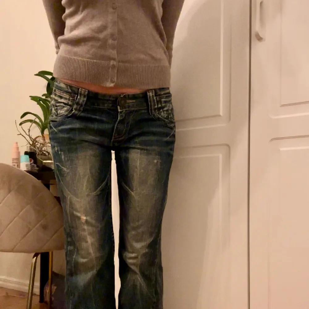 Snygga Lågmidjade jeans. Innerbenslängd 75 cm. Mått rakt över midjan 41 cm. Jeans & Byxor.