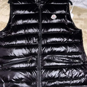 Moncler väst  - Svart Moncler väst svart. Skick 10:10 alltså helt ny (helst byten)