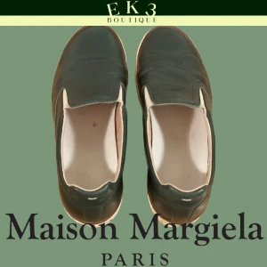 Maison Margiela Loafers - Schyssta Margielas i mörkgrönt Storlek 41 Bra skick bara att sulorna visar tecken på användning, inga funktionella skavanker  Fråga gärna om mått och fler bilder! Vi är alltid öppna för prisförslag