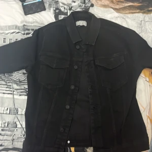 Jeansjacka - En snygg jeansjacka som passar en del stiler,Fått mycket komplimanger med denna jackan på, skicket är topp och vid önskning av flera bilder är det bara att höra av sig 👌🏽
