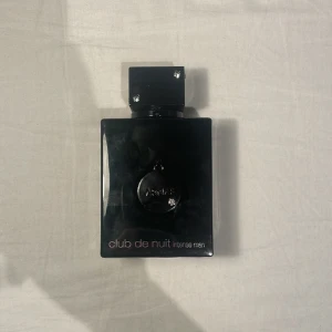 Club de nuit intense man - Säljer club de nuit intense man 105ml. Endast testsprayad ett par gånger. Riktigt fräsch doft och har en rating på 4.19 på fragrantica. Med andra ord riktigt bra! Säljer för 325kr. Pris kan diskuteras vid snabb affär. 