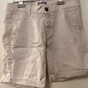 Beiga shorts-Strömberg  - Beiga shorts från Strömberg. Oanvänd utan prislapp.