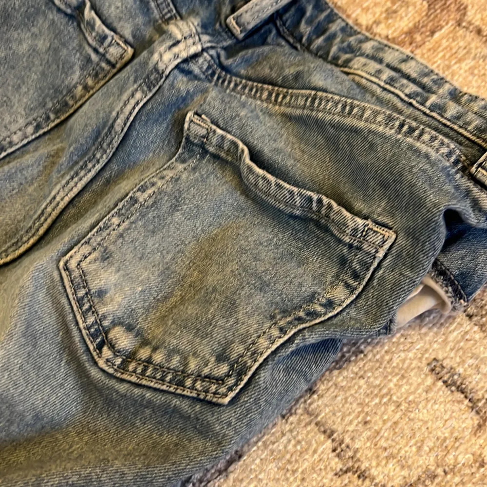 Blåa high waist jeans från hm! Bra kvalitet men har vart använda mycket! . Jeans & Byxor.