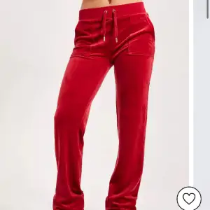 Säljer mina röda juciy couture byxor då jag inte får användning av dom Dom är nästan helt oanvända  Skriv vid frågor 