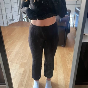 Sköna byxor  - Jätte mysiga och sköna mjukis byxor som sitter väldigt snygg! Säljer då dom är för korta i benen på mig som är 162