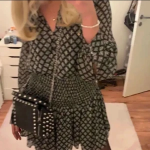 Klänning  - Bilderna är från personen jag köpte den av hör på plick💗den passade inte till storleken men var väldigt fin och har skönt material💗