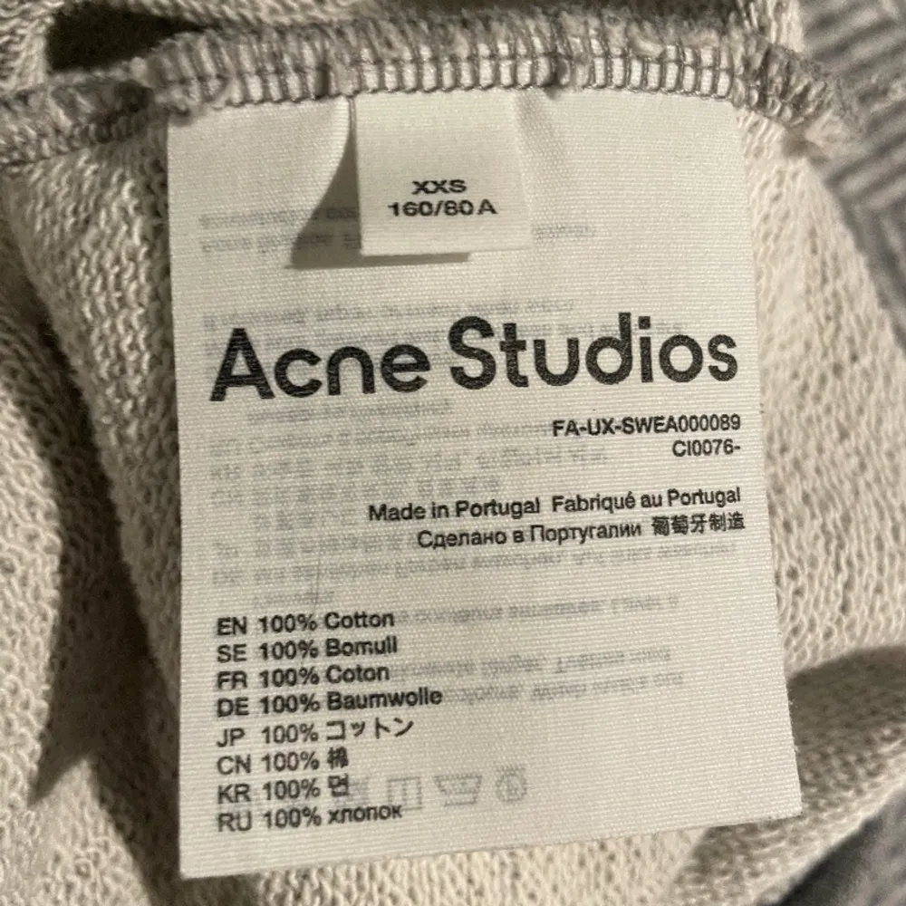 Grå face crewneck/tröja från Acne Studios. Säljs eftersom den är för liten för mig. Väldigt bra skick och använd fåtal gånger.. Tröjor & Koftor.