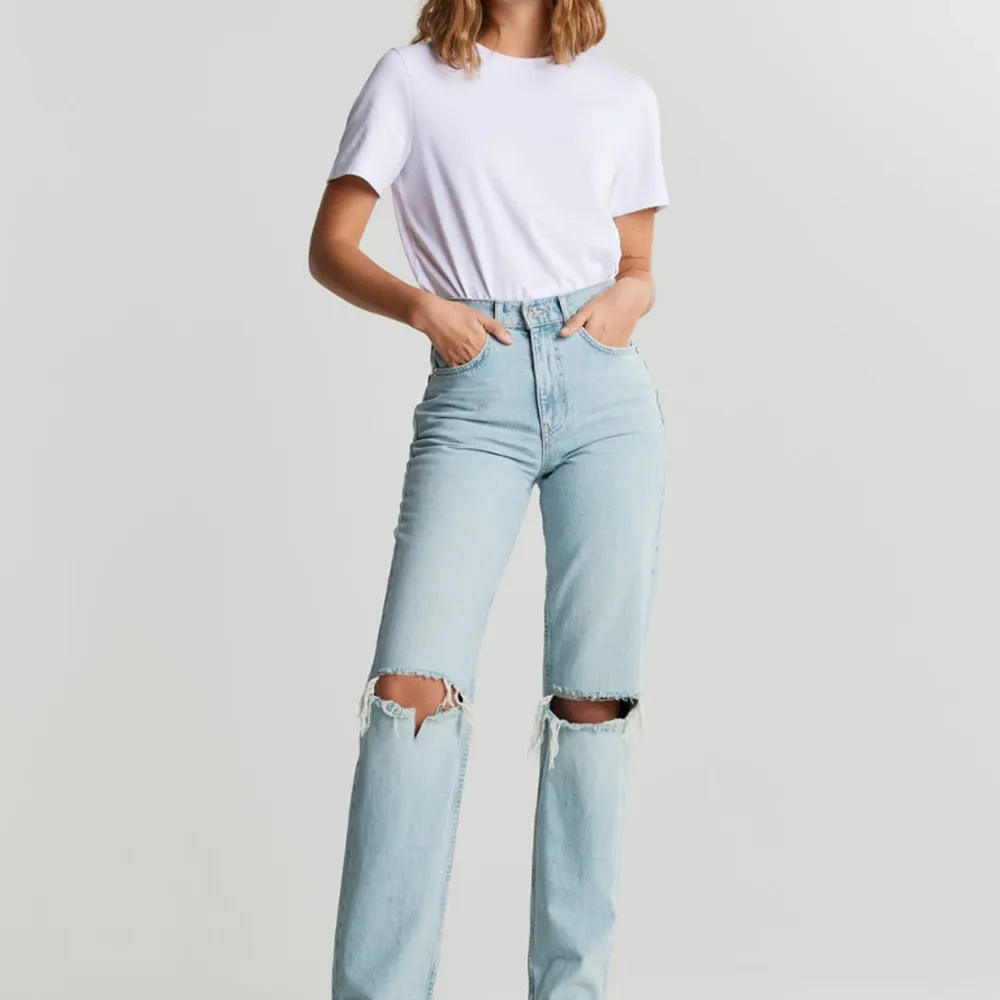 Säljer dessa slitna jeans från Gina Tricot. Slut sålda på hemsidan. Köpta i ”full length” . Jeans & Byxor.