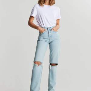 Säljer dessa slitna jeans från Gina Tricot. Slut sålda på hemsidan. Köpta i ”full length” 