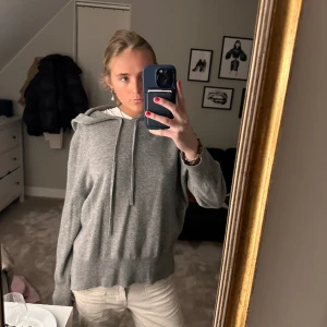 Kashmir hoodie - Säljer denna supersköna 100% Kashmir tröja, den är i superbra skick och nästan helt oanvänd. Det är storlek L men skulle mer säga att den passar Xs-M beroende på hur man vill ha den❤️