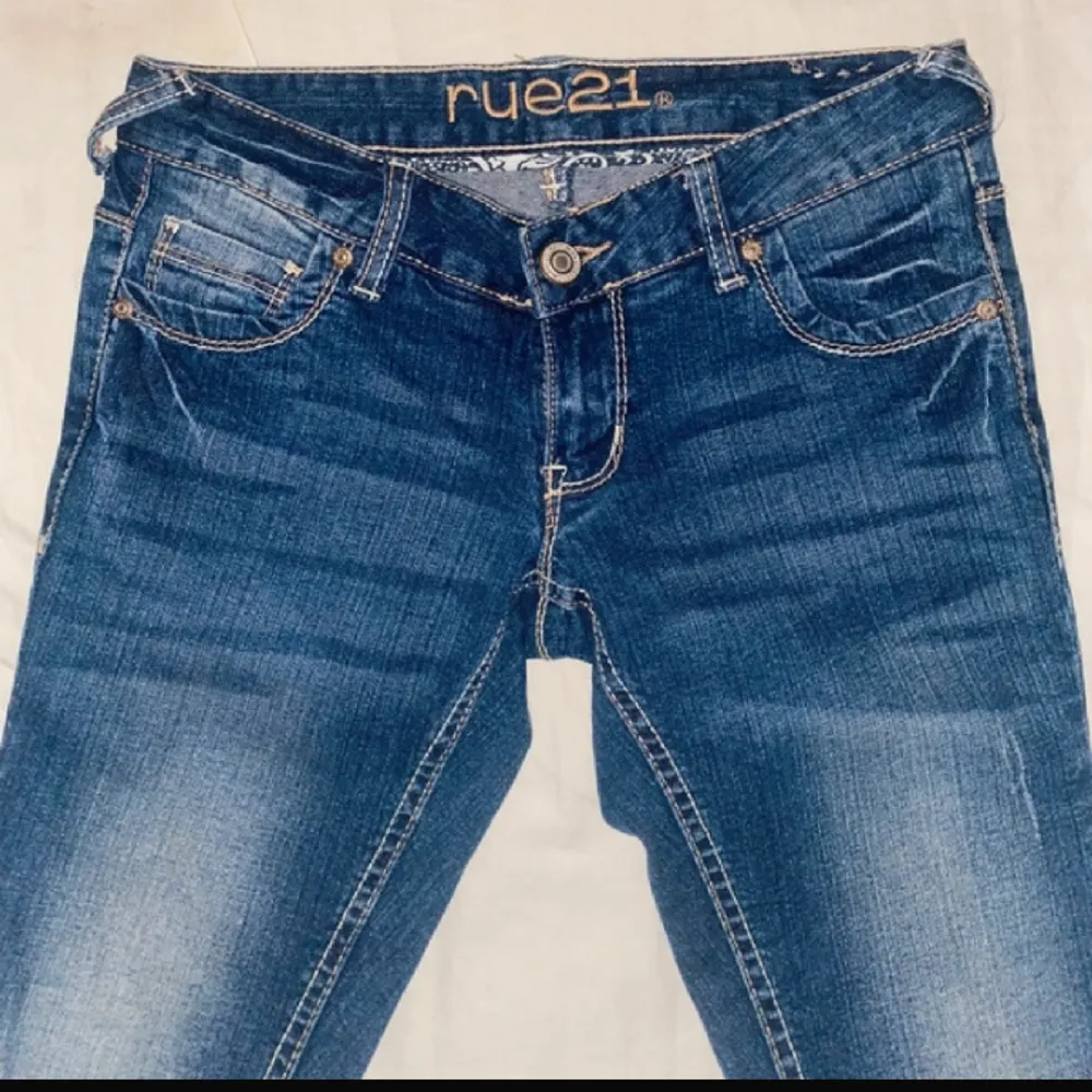 Säljer mina Low waist jeans pågrund av att det är alldeles för små för mig. Ändats testat och är i mycket bra kvalitet.✨. Jeans & Byxor.