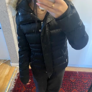 Calvin Klein Jacka - En Calvin Klein vinterjacka i bra skick som är i storlek S. Köpt från deras egna butik och säljer pga den har blivit för liten. Jackan har inga hål eller liknande. Den är nästan som helt ny. 