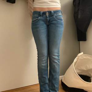 Säljer mina älskade jeans då de tyvärr är för korta! Inga defekter eller något. As balla fickor!! Köpta för 900. Hör av dig om du har frågor💝