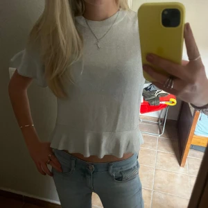 T-shirt med volanger - Så fin blå glittrig T-shirt med volanger!✨