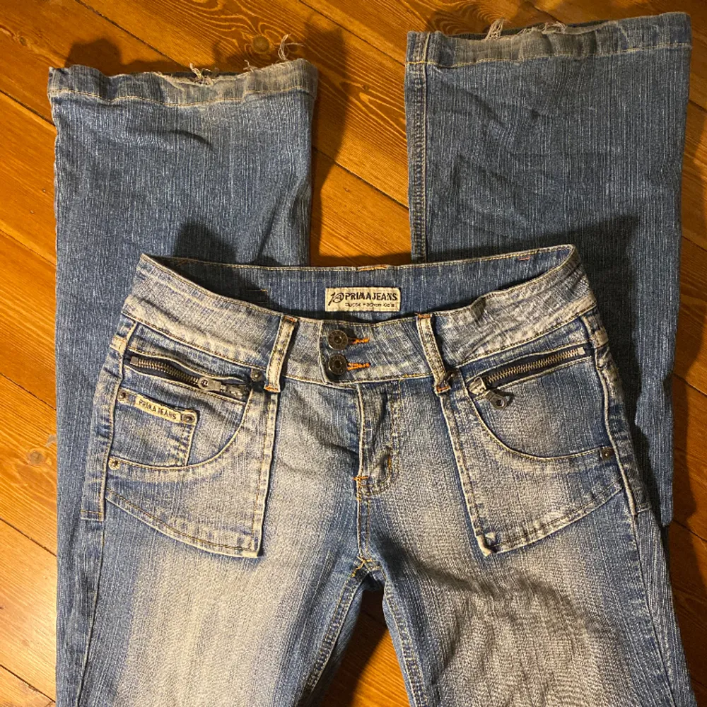 Otroligt snygga ljusblåa bootcutjeans från märket ”prima jeans”. Coola detaljer med dragkedjorna och knappar. Fraktar och möts i stockholm! . Jeans & Byxor.