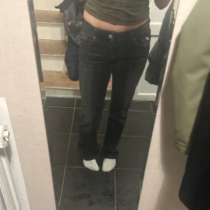 Jeans med fickor  - Från Gina Young i stl 170 som en xs/s, bra i längden på mig som är 165-167, använda typ 3 gånger💗