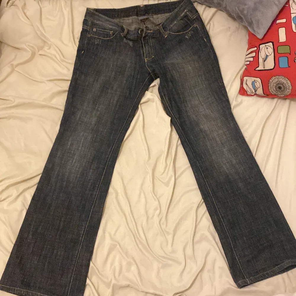 söta Armani  jeans som är väldigt stora på mig, innebenslängden är 75 och midjemåttet 41 mätt rakt över💕. Jeans & Byxor.