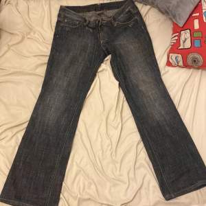 söta Armani  jeans som är väldigt stora på mig, innebenslängden är 75 och midjemåttet 41 mätt rakt över💕