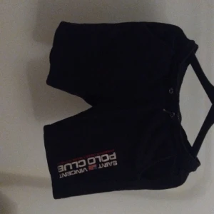 Shorts för 100kr - Hej!säljer nu dom hära shortsen för att dem inte passar mig längre de är ett fel på dem och de är att ens snöret där fram är borta annars är allt bra dem är sköna och är najs att ha på sig säljs för 100 kr och dem är mörkblåa! de va allt för mig💯🍾