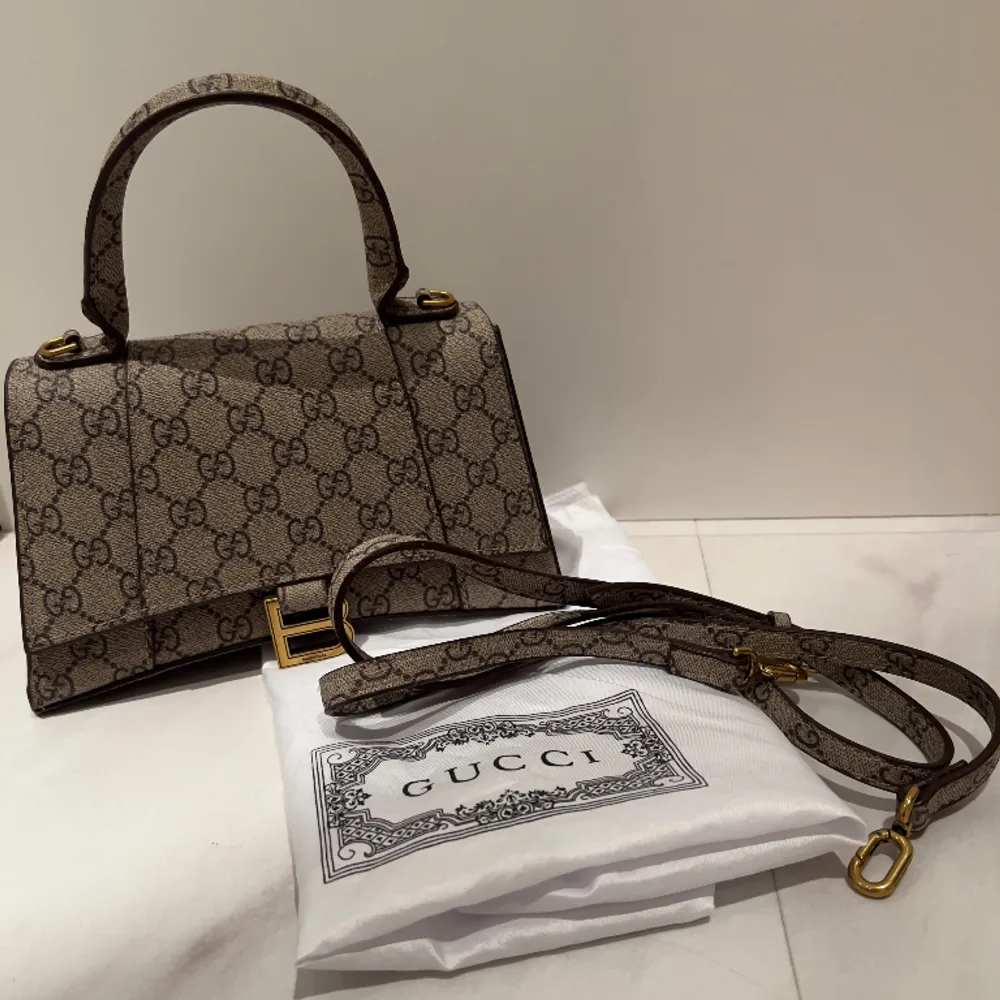 Cool och unik hourglass bag inspererad från Balenciaga x Gucci kollektionen. Topp kvalitet. Finns en liten fläck på insidan av väskan men den ser annars helt ny ut. Dustbag och band medföljer. Använd köp nu eller skriv för fler bilder. Väskor.