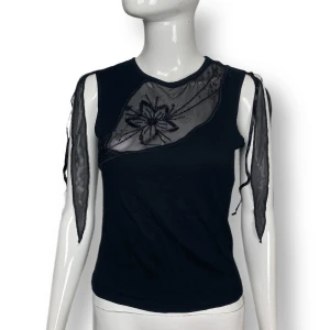 Topp  - Fin topp i storlek 34/36, från Côte Femme. Genomskinlig mesh över bysten med blommotiv av pärlor och paljetter. Axel till axel 34cm, armhåla till armhåla 40cm & längd 51cm