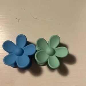 Blom hårklippor  - Två fina hårklämor som kan användas till vassen helst i håret helt oanvända,köpte för 150 säljer för 90  