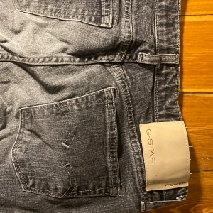 Gråa G-Star jeans  - Snygga lågmidjade gråa G-star jeans som tyvärr är för små! Modellen är flared skulle jag säga, mycket gott skick! 