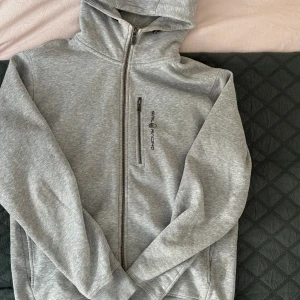 Sail racing zip Hoodie  - Använder inte denna längre och den tar bara plats i min garderob men den är i bra skicka. Skriv privat för fler bilder 