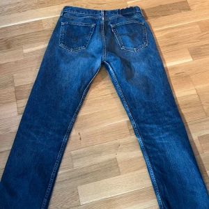 levi 501 - Snygga Levi 501 i storlek 32/30  Säljer då dem är för korta för mig som är 182.  Jeansen har använts men är fortfarande i mycket bra skick, utan hål osv.  Levi lappen på baken finns inte kvar tyvärr, men storleken är då 32/30.  Väl mött, Patrik