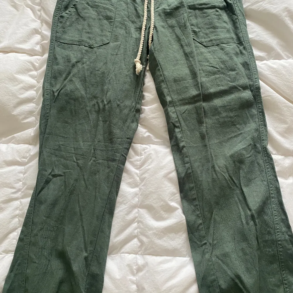 Gröna tygbyxor från Roxy. De är lågmidjade och passar mig som är 162. Köpte för 700kr på Zalando . Jeans & Byxor.