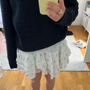 Söt kjol - Så söt blommig kjol från neo noir 💙 Väldigt strechtig i midjan så skulle säga att den passar de flesta!