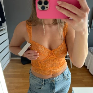 Korsetttopp - Jättefin och somrig topp, helt ny endast testad. Prislappen kvar 🧡  Storlek L men passar mig som vanligtvis bär 36/38 i toppar! Köpt för 379kr och är slut på hemsidan😊