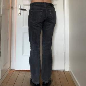 Grå Low waist Levi’s jeans Strl 31x32  (Jag brukar ha 27/32 för referens)  Säljer pga använder ej.   Köparen står för frakt📬 Kan mötas upp i Göteborg🚊 Skriv för fler bilder❤️
