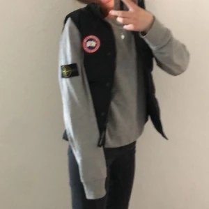 Grå stone island tröja  - Grå stone island tröja i stolek s men passar mig som har xs, skulle gärna byta med nån som har en vit eller köpas för 1999