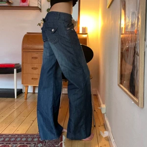 Lågmidjade vida jeans - Så fina lågmidjade vida jeans. Jag är 175 cm lång!