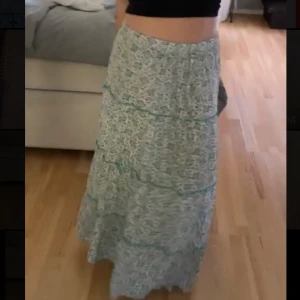 Långkjol - Säljer denna superfina kjolen som är köpt utomlands. Endast använd 2 gånger så den är i nyskick. Ge gärna prisförslag!