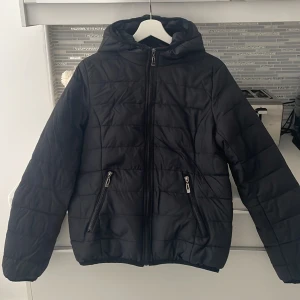 Dunjacka dam - Enkel jacka använd en vinter. Fint skick. Luva. Passar en M. 