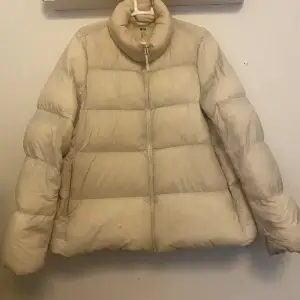 Creme/vit Puffer jacket från uniqlo. Superlätt och varm!! 🥰🥰