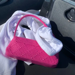 Rosa väska - Jättefin rosa väska från NA-KD och inte använd alls många gånger så den kommer i väldigt gott skick. Den finns inte på hemsidan längre men originalpris är 449 så säljer den för 200.