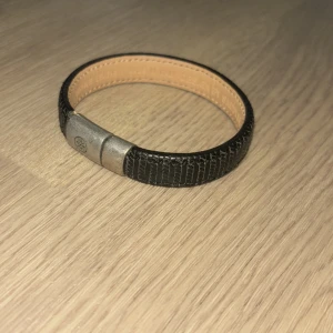 Läderarmband - Fett clean läderarmband som funkar till allt. Riktigt läder gjord i Italien.