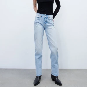 Zara jeans - Lågmidjade zara jeans. Använda 2 gånger. Storlek 40 men passar mindre