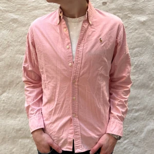Ralph Lauren skjorta  - Ralph lauren skjorta i färgen rosa. Storlek S och modellen är 178 cm. Nyskick, inga skavanker. Nypris 1699kr kr, köp för endast 499kr.