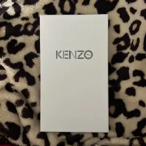 Kenzo skal till iPhone 8 men passar 7/6/6s. Lite sönder längst upp till höger, kan skicka bild privat. Kan även tänka mig att byta.🤍🤍🤍
